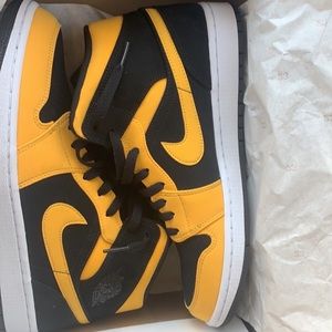 Jordan Mid 1’s Never worn